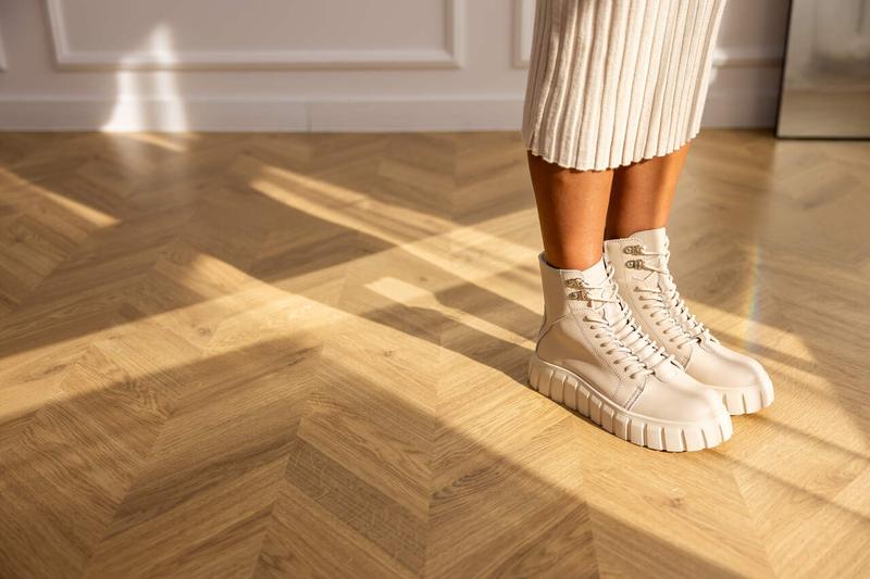Buty do granatowej cekinowej sukienki