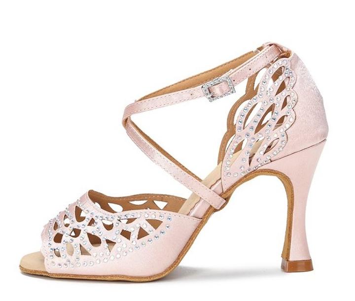 Jakie buty na zmianę wybrać na wesele, aby czuć się komfortowo?