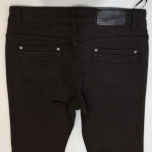 Praktyczne sposoby na to, jak zmniejszyć jeansy o rozmiar w domowych warunkach