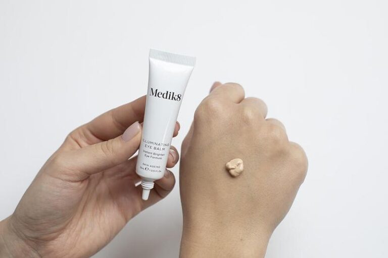 Skuteczne rozwiązania: jaki kosmetyk na cienie pod oczami wybrać?