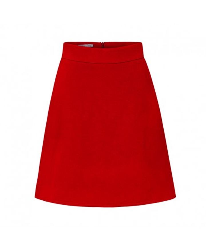 Stylowe kompozycje: jakie buty najlepiej pasują do czerwonej spódnicy?