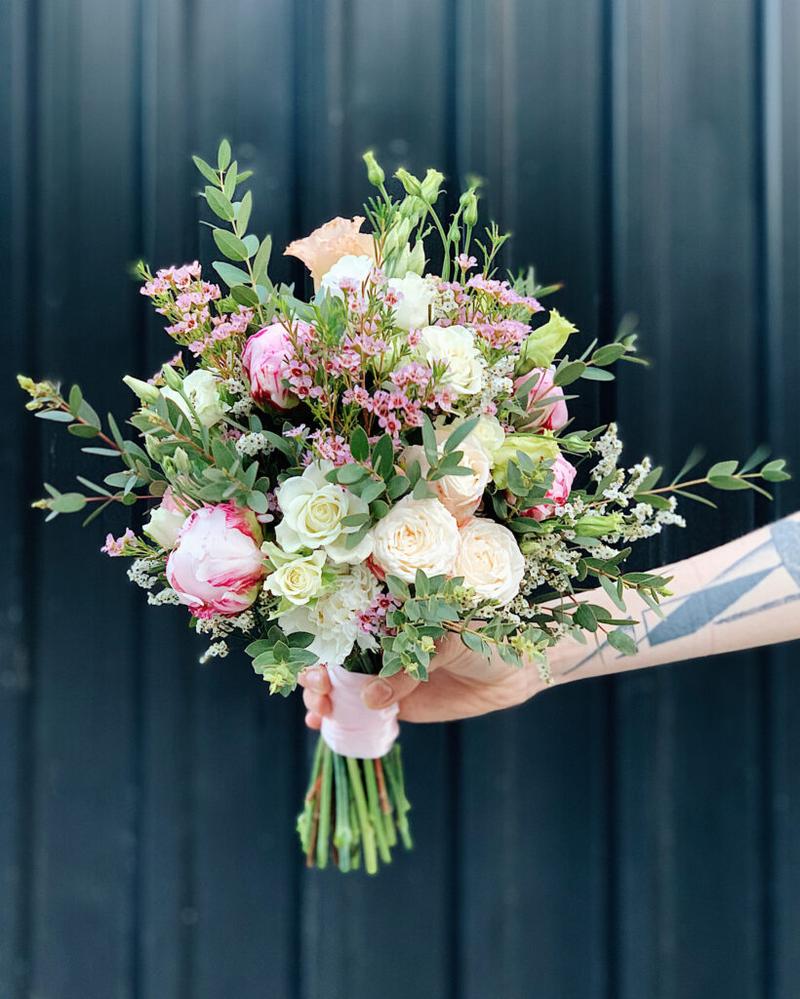 Kwiaty do koronkowej sukni ślubnej