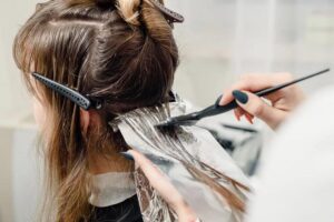 Kolorowe Metamorfozy: Jak Farbowanie Włosów Barwnikiem Spożywczym Może Zmienić Twój Look