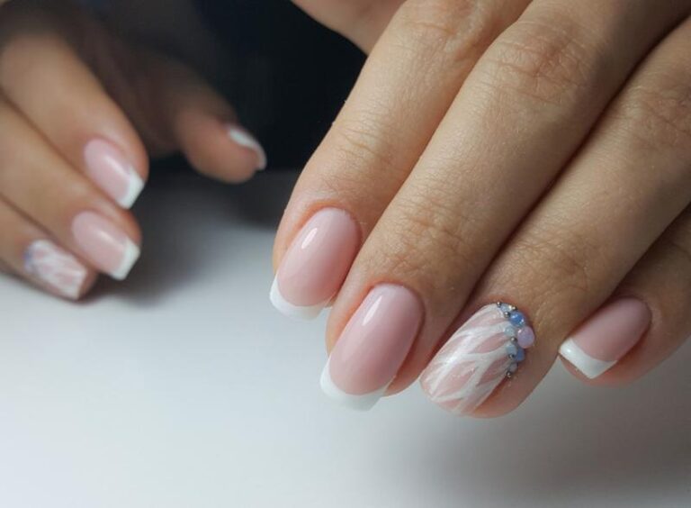 Zelowe czy akryle? Czym kierować się przy wyborze idealnych paznokci?