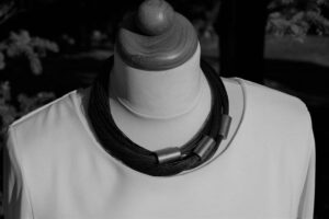 Jak stworzyć niepowtarzalną biżuterię lnianą – krok po kroku