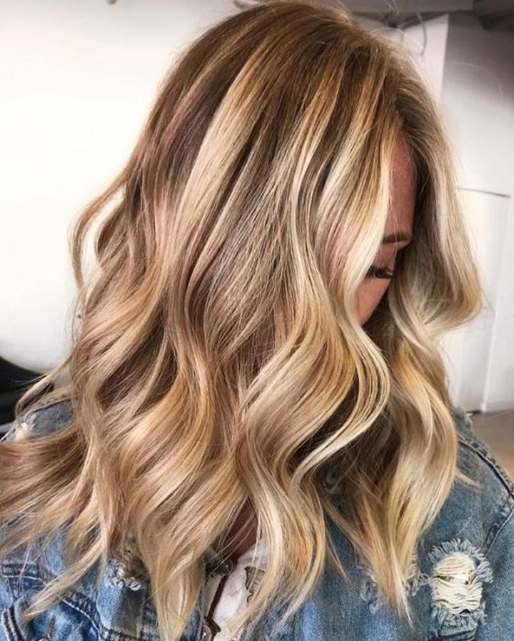 Refleksy na włosach farbowanych – krok po kroku do olśniewającego efektu