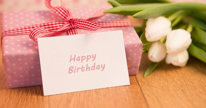Idealne prezenty na 17. urodziny – co kupić przyjaciółce?