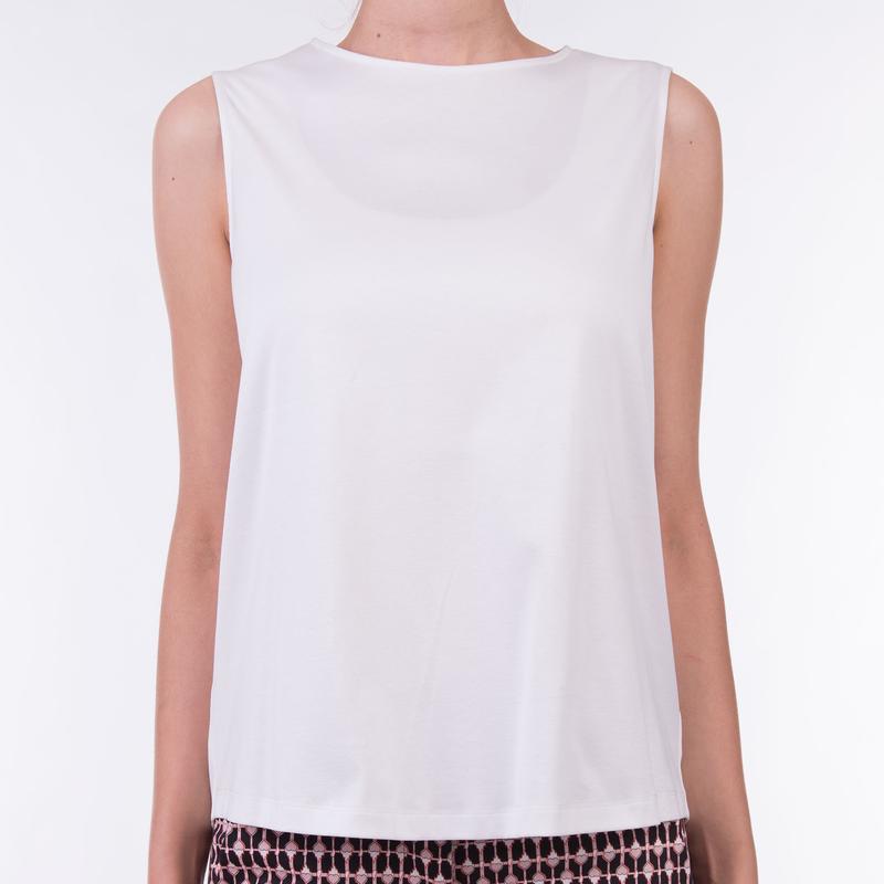 Prosty przewodnik: jak uszyć modną bluzkę bez rękawów krok po kroku