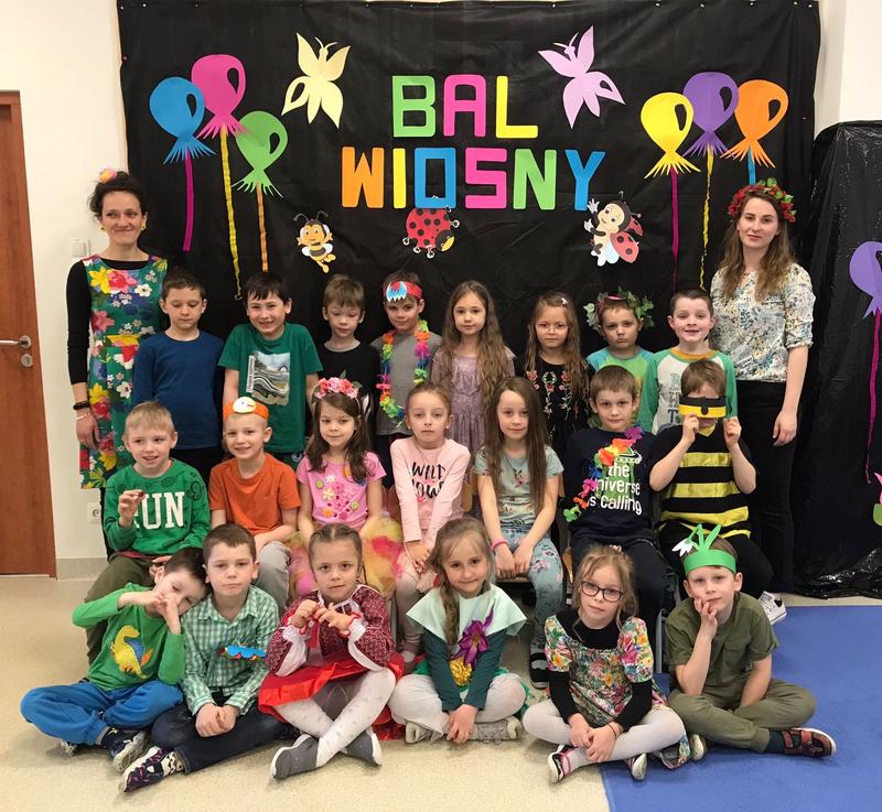 Stwórz wyjątkowy strój na bal wiosny – inspiracje i porady krok po kroku